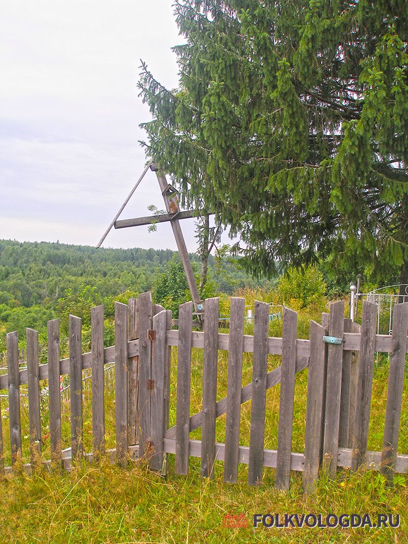 Поклонный крест на кладбище