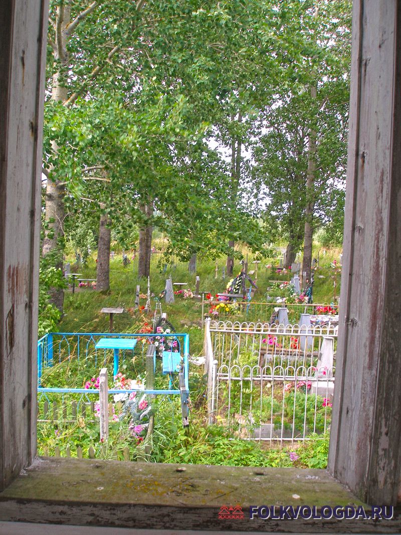 Вид на кладбище из окна церкви Преображения Господня