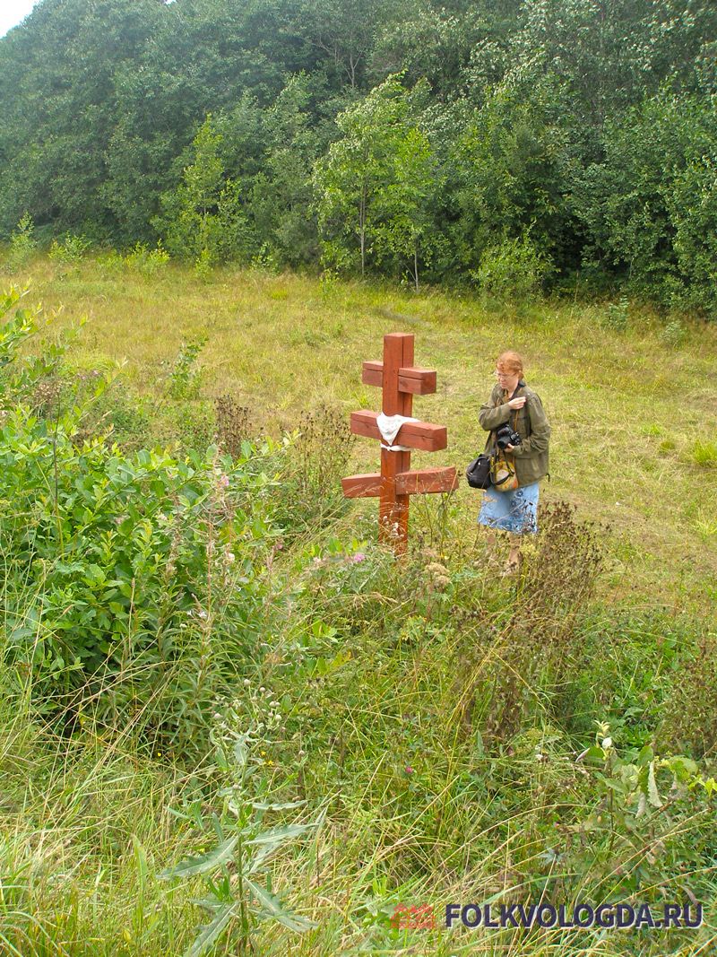 Участница экспедиции Е. В. Самойлова у поклонного креста 