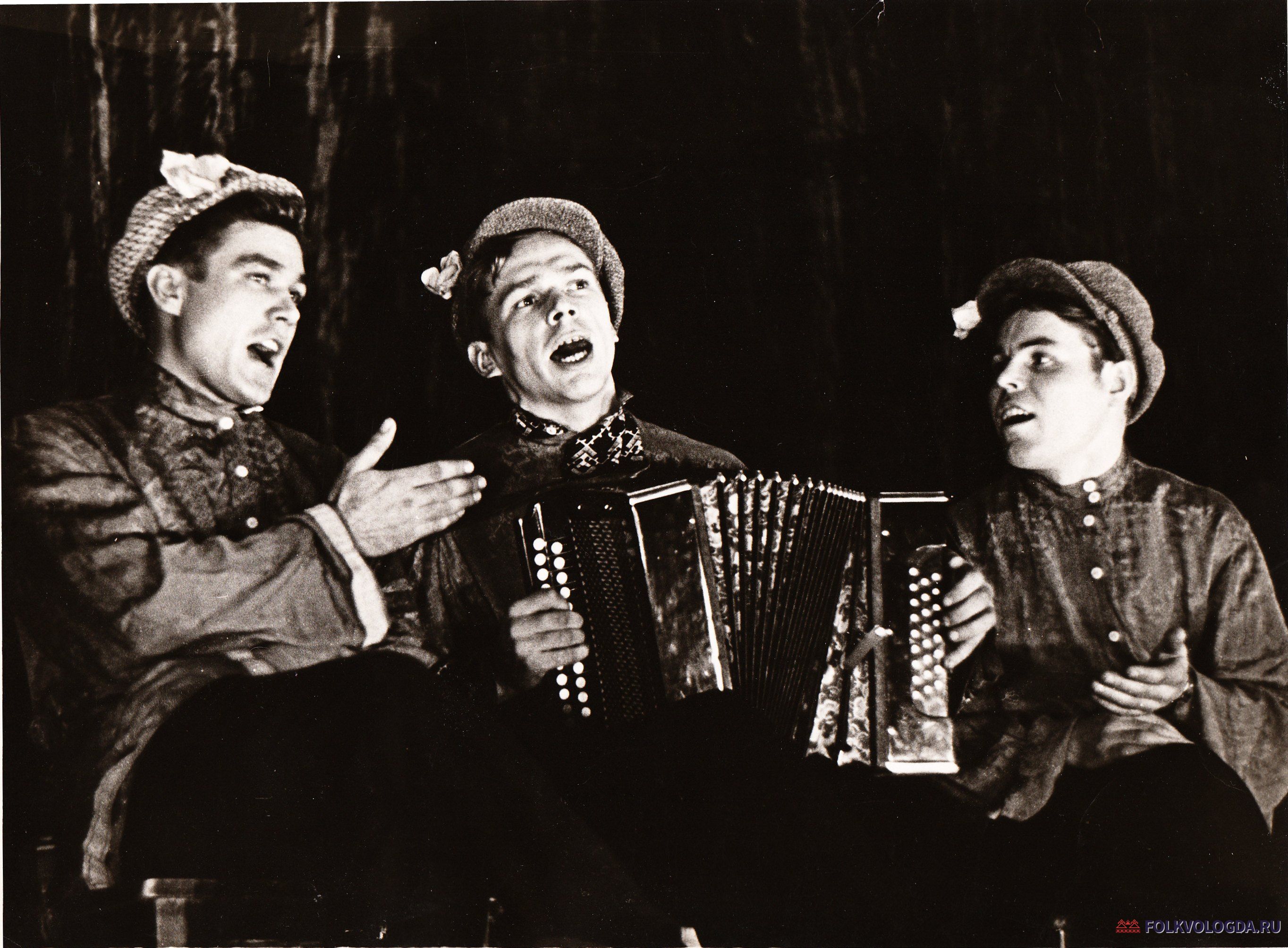 Фольклорный коллектив Никольского района, «Никольск. Слева направо Воронин А.П., Воронин А.П., Шехерев В.А. исполняют частушки «Мы Никольские ребята» (текст на обороте)