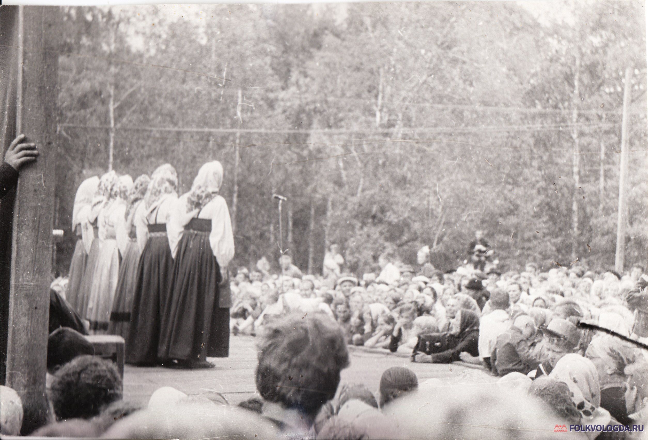 Фольклорный коллектив Тарногского района, «Тарнога. Выступает фольклорная группа из Тарногского района. В.Устюг 18 июня 1972 г.» (текст на обороте)