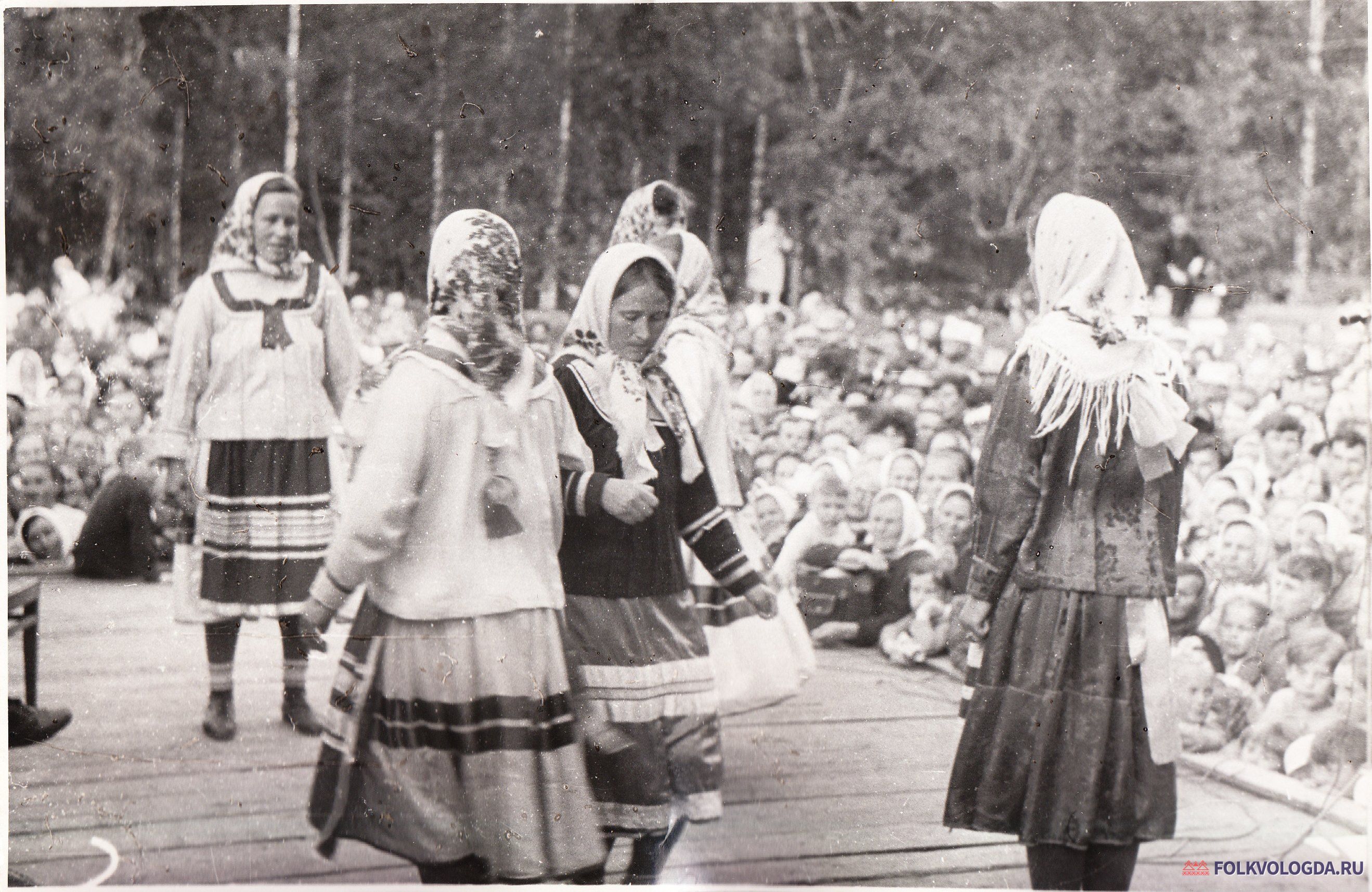 Фольклорный коллектив Никольского района, «Никольск. Фольклорная группа Никольского района на празднике русского фольклора в В.Устюге 18 июня 1972 г.» (текст на обороте)