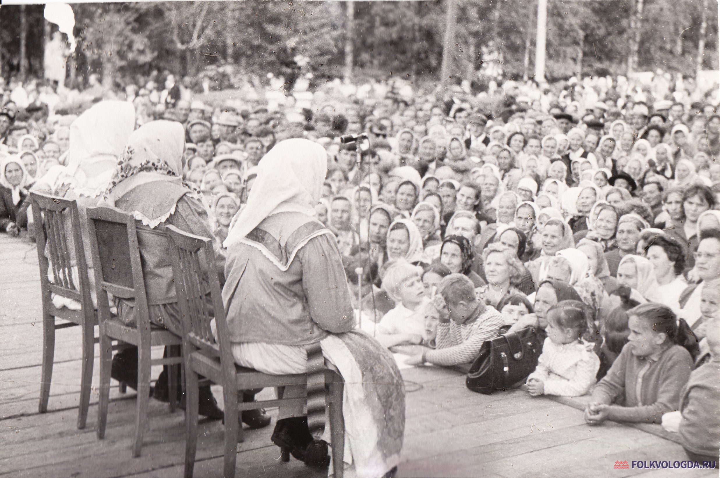 Фольклорный коллектив Никольского района, «Никольск. Фольклорная группа Никольского района на празднике русского фольклора в В.Устюге 18 июня 1972 г.» (текст на обороте)
