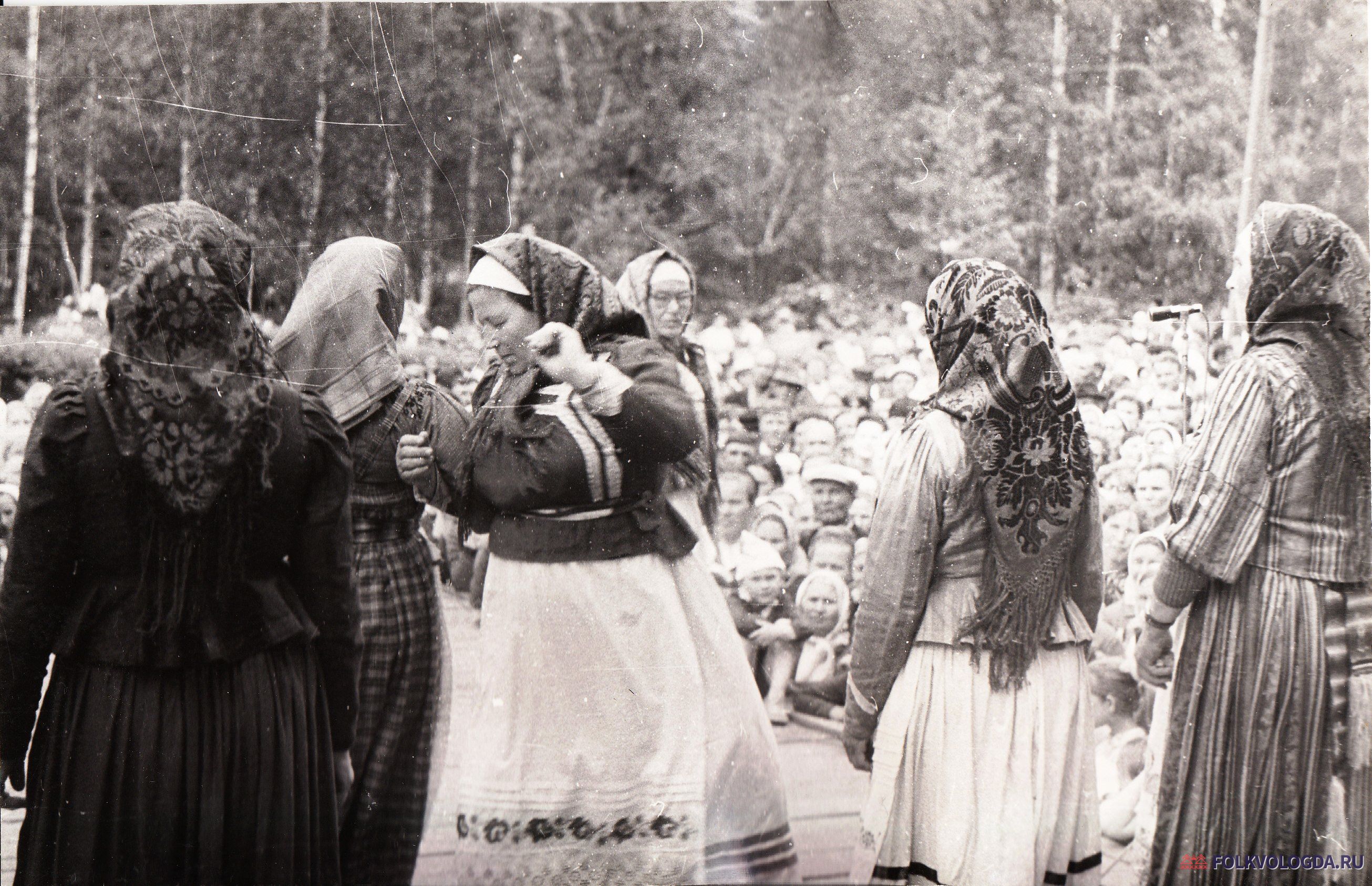 Фольклорный коллектив Нюксенского района, «Нюксеница. Выступает фольклорная группа из Нюксенского района 18 июня 1972 г., г. В.Устюг» (текст на обороте)