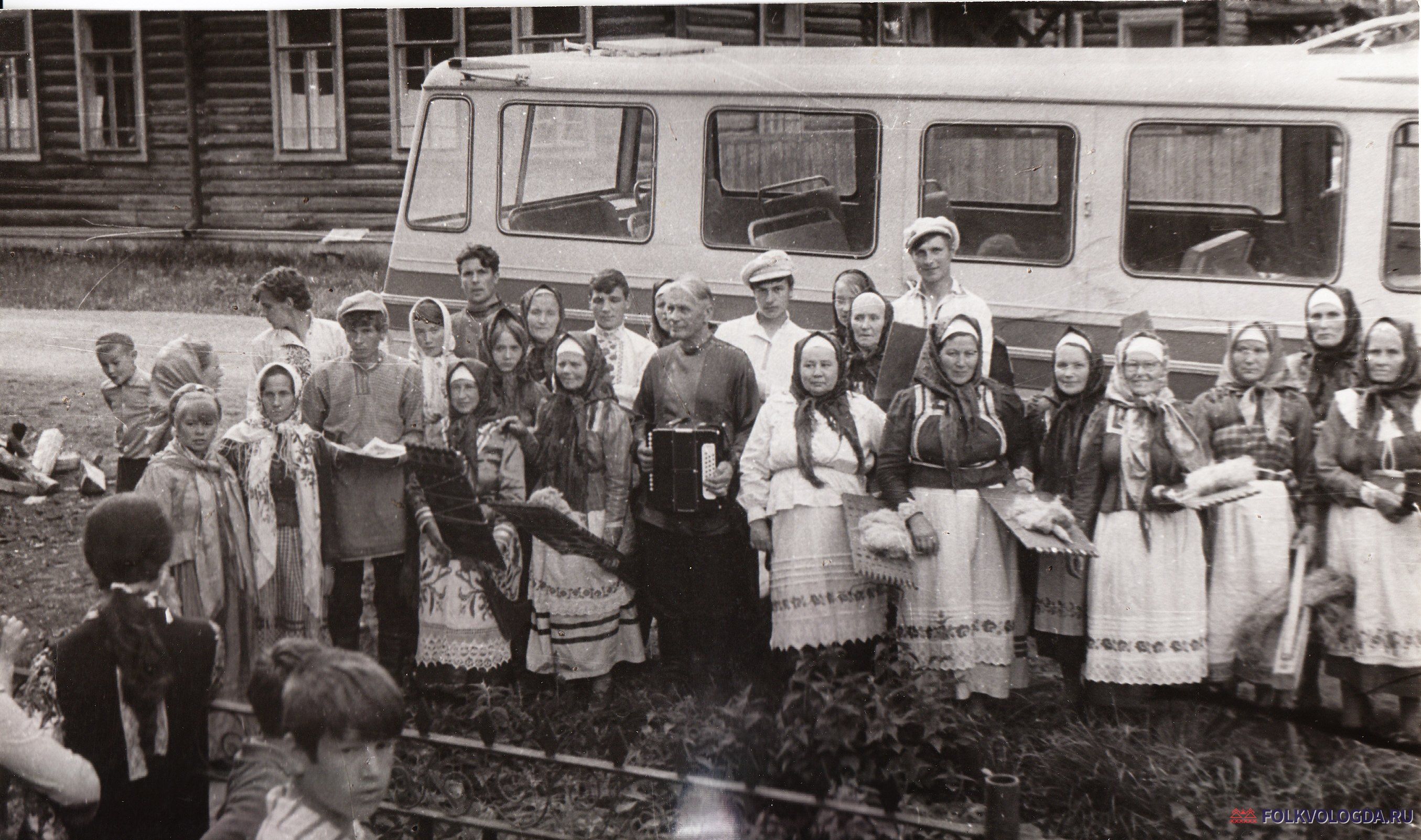 Фольклорный коллектив Нюксенского района, «Фольклорный коллектив Нюксенского района, 18 июня 1972 г., г. В.Устюг» (текст на обороте)