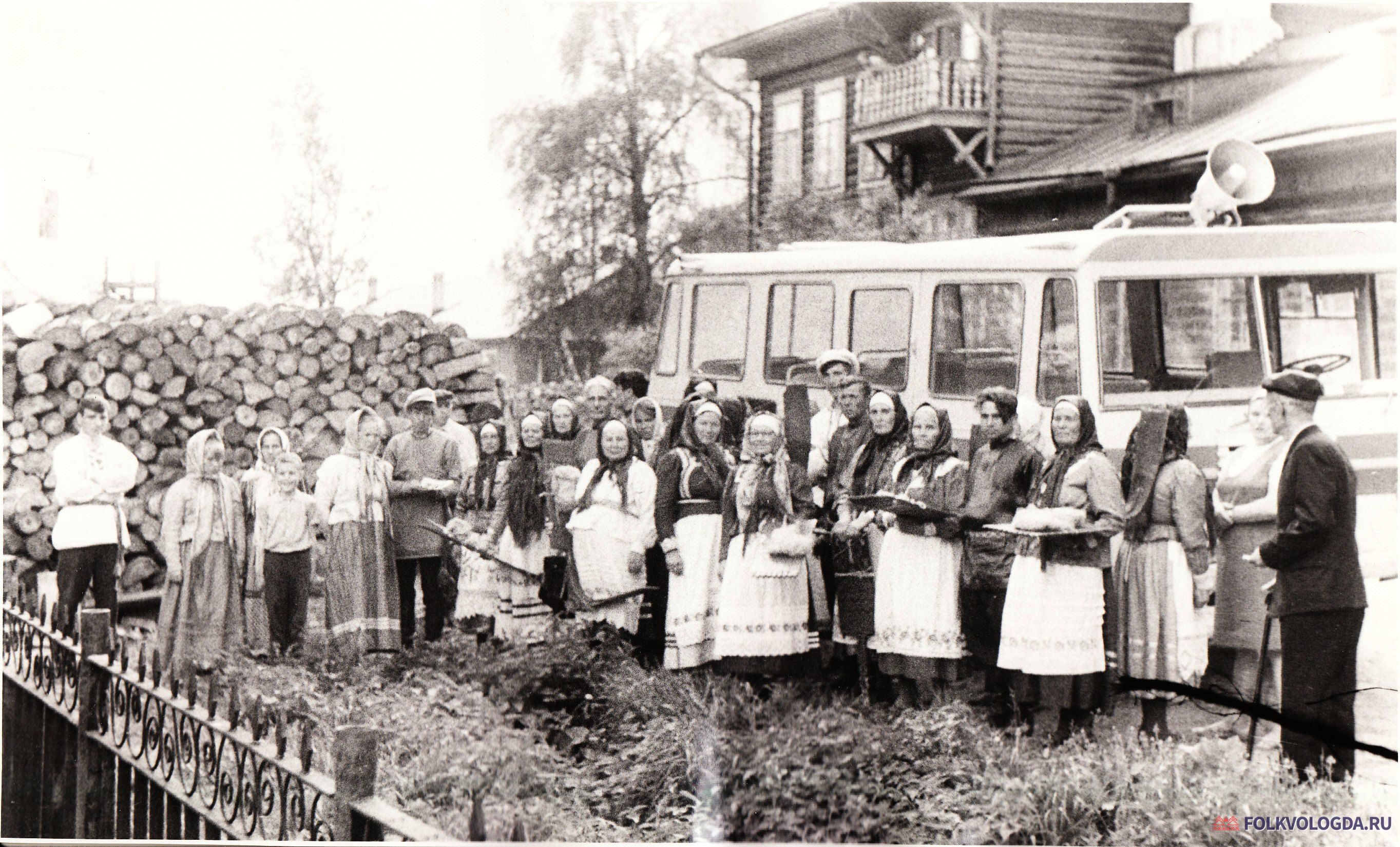 Фольклорный коллектив Нюксенского района, «Участники молодежной фольклорной группы Нюксенского района на празднике русского фольклора в г. В.Устюге, 18 июня 1972 г.,» (текст на обороте)