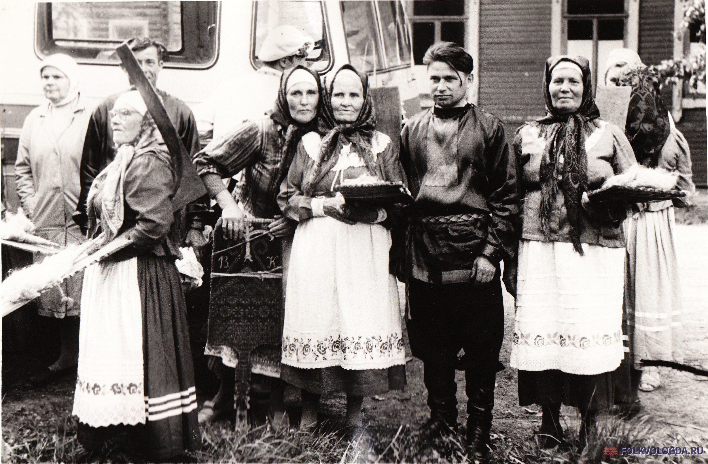 Фольклорный коллектив Нюксенского района, «Участники молодежной фольклорной группы Нюксенского района на празднике русского фольклора в г. В.Устюге, 18 июня 1972 г.,» (текст на обороте)