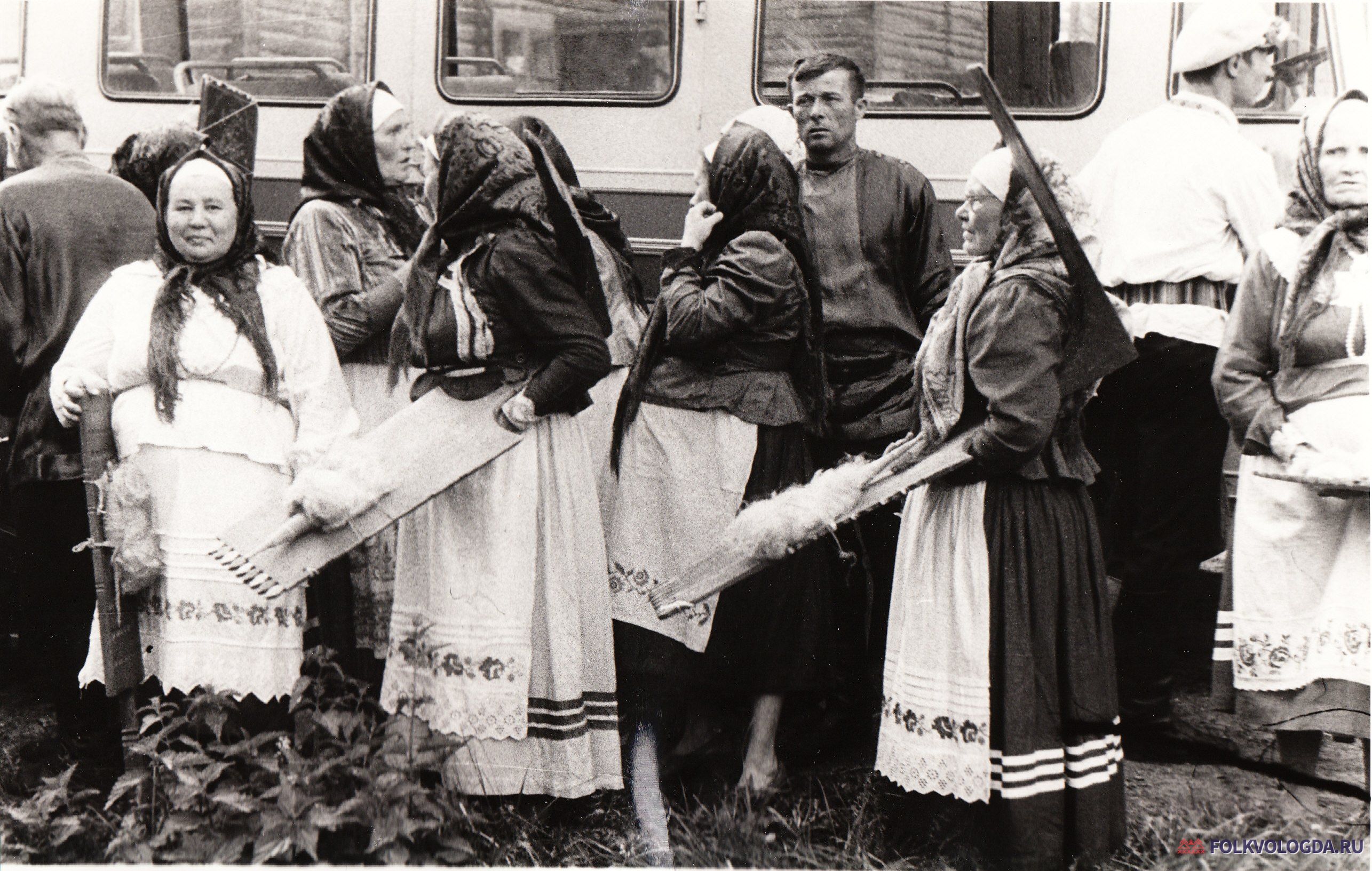 Фольклорный коллектив Нюксенского района, «Участники молодежной фольклорной группы Нюксенского района на празднике русского фольклора в г. В.Устюге, 18 июня 1972 г.,» (текст на обороте)