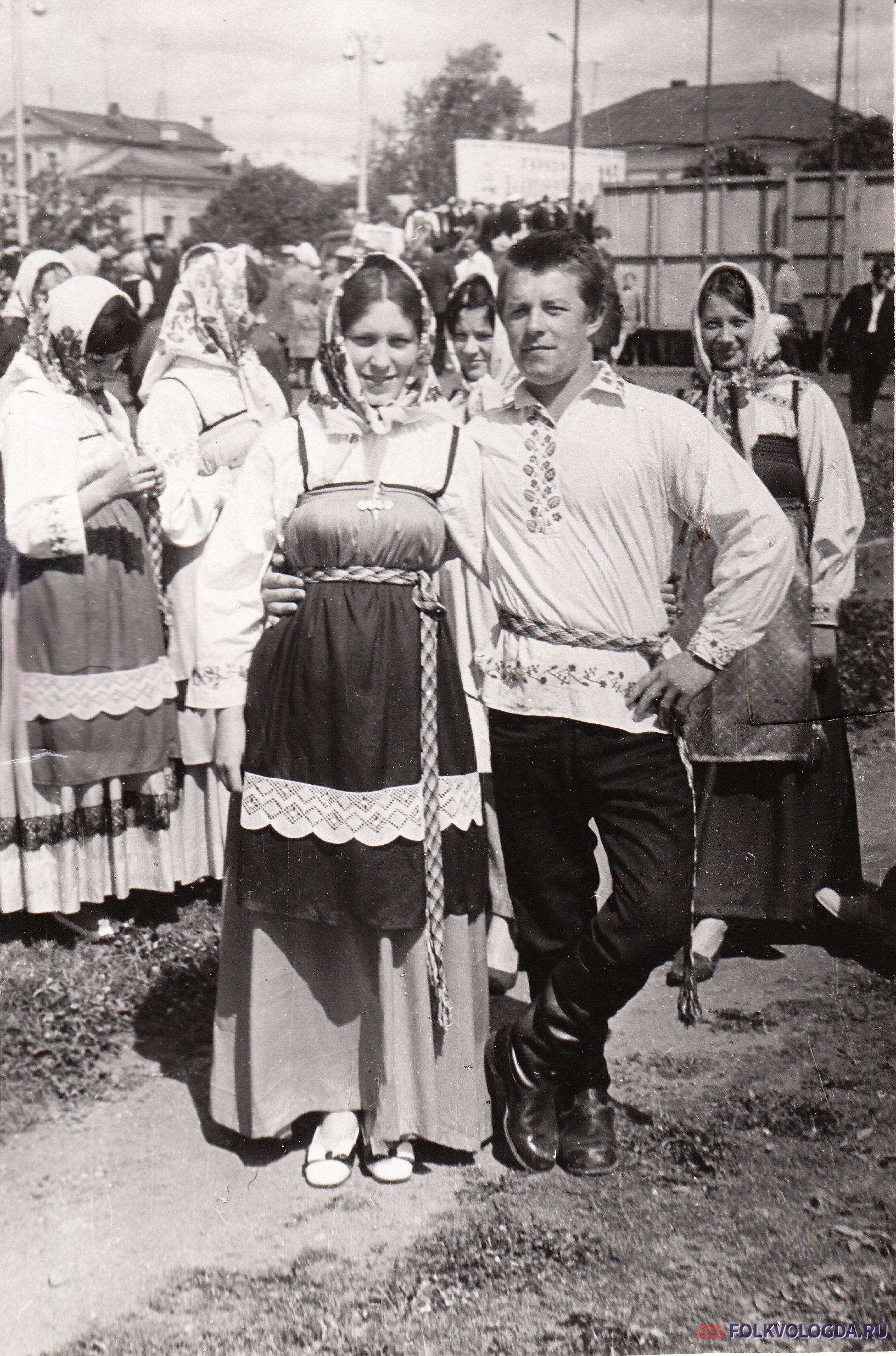 Фольклорный коллектив Тарногского района, «Участники молодежной фольклорной группы Тарногского района на празднике русского фольклора в г. В.Устюге, 18 июня 1972 г.,» (текст на обороте)