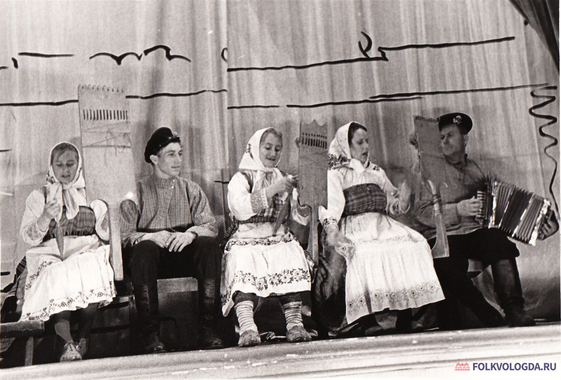 Фольклорный коллектив Никольского района, «Никольский костюм» (текст на обороте)