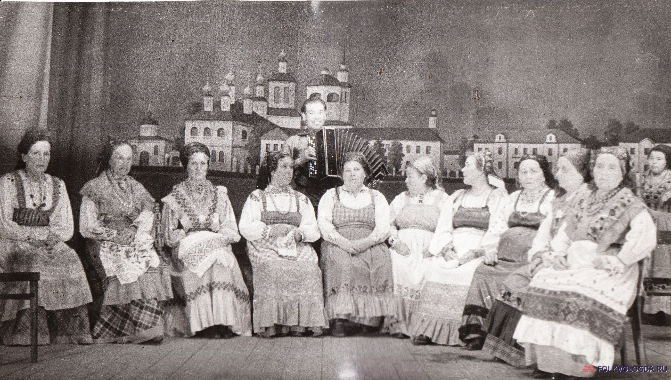 «В-Устюгский ГДК, фольклорный коллектив выступает на празднике русского фольклора, 18 июня 1972 г.» (текст на обороте)